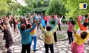 Kỳ lạ người cao tuổi Trung Quốc tập thể dục bằng cách... cười lớn