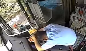 Lái xe buýt chở hàng chục hành khách cố tấp vào lề đường trước khi ngất xỉu 