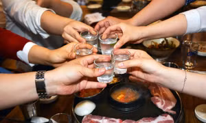 COVID-19 thay đổi thói quen nhậu sau giờ làm việc của người Hàn Quốc