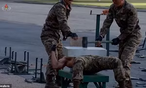 Video binh sĩ Triều Tiên ngực trần nằm trên thuỷ tinh phô diễn sức mạnh
