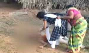 Video thương tâm mẹ ngăn con gái mang nước cho cha mắc COVID-19 tại Ấn Độ