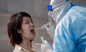 Mỹ phản đối Trung Quốc xét nghiệm COVID-19 cho nhân viên ngoại giao qua đường hậu môn