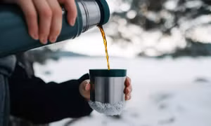 Dùng bình giữ nhiệt gỉ suốt 10 năm, người đàn ông bị nhiễm độc kim loại nặng