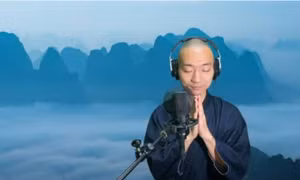 Nhà sư Nhật Bản gây 'sốt" khi tụng kinh trên nền nhạc beatbox