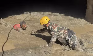 Cả ngôi làng biến mất sau lũ: Cuộc chạy đua tìm người sống sót ở Nepal