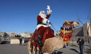 Ông già Noel tới thăm vùng đất thánh Jerusalem