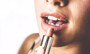 Người đàn ông đòi ly hôn vì sốc khi nhìn thấy vợ không trang điểm