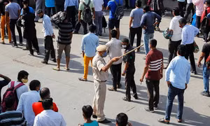 Video hàng nghìn người Ấn Độ đổ xô đến nhận ‘thuốc thần’ COVID-19
