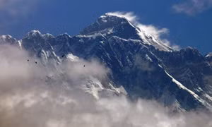 Nepal kêu gọi các nhà leo núi mang bình oxy rỗng về nạp lại cho bệnh nhân COVID-19 
