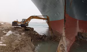 Vụ tàu mắc kẹt trên kênh đào Suez trở thành đề tài chế ảnh trên mạng xã hội