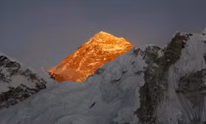 Hàng trăm nhà leo núi vẫn quyết chinh phục đỉnh Everest bất chấp dịch COVID-19