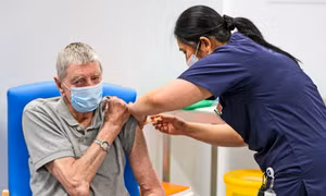 Người không tiêm vaccine có nguy cơ tái nhiễm COVID-19 nhiều lần