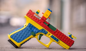 Súng thật giống hệt đồ chơi Lego gây tranh cãi tại Mỹ