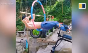 Video người đàn ông Trung Quốc vừa lắc vòng vừa đu xà