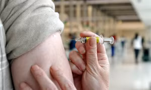 Tiêm vaccine cúm và vaccine COVID-19 cùng lúc vẫn an toàn 