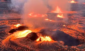 Siêu núi lửa Kilauea ở Hawaii ‘thức giấc’, phun dung nham đỏ rực
