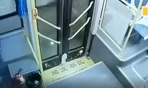 Xuống xe buýt bị kẹt chân vào cửa, cô bé bị kéo lê một đoạn dài