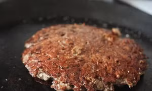 Cửa hàng phục vụ món bánh burger được chiên bằng mỡ hơn 100 năm