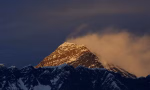Trung Quốc lập 'dải phân cách' trên đỉnh Everest ngăn COVID-19 lan từ Nepal