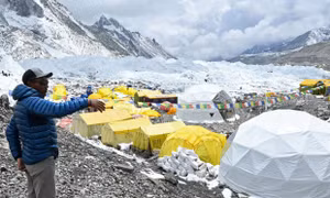 Dịch COVID-19 bùng phát mạnh trên đỉnh Everest, ít nhất 100 người mắc bệnh
