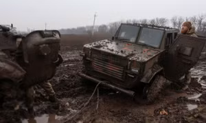 Băng tan biến chiến trường thành bùn lầy, cả Nga và Ukraine đều gặp khó khăn ở Bakhmut
