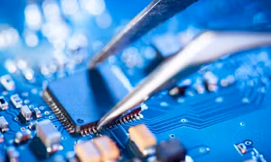 FBI điều tra chip do Mỹ sản xuất được sử dụng trong xe tăng của Nga 