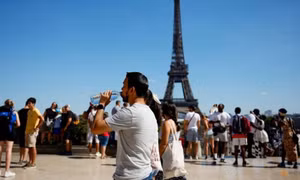 Nắng nóng phơi bày thực trạng thiếu cây xanh ở Paris