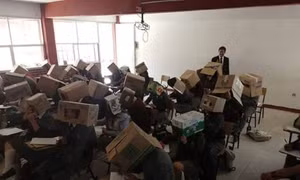Giáo viên bắt sinh viên đội thùng carton lên đầu để chống quay cóp