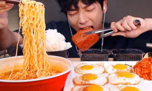 Trung Quốc ngăn chặn trào lưu sản xuất video ăn uống vô độ ‘mukbang’