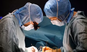 Nhân viên an ninh giả làm bác sĩ phẫu thuật khiến bệnh nhân tử vong