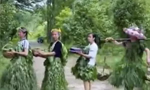 Các thôn nữ Trung Quốc trình diễn thời trang để chào bán nông sản
