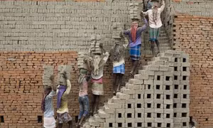Sinh viên Ấn Độ chế tạo gạch từ rác thải nhựa