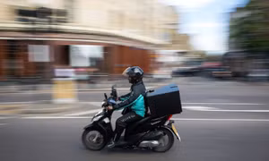 Giả trang nhân viên y tế và người giao hàng để buôn ma túy trong mùa dịch COVID-19 