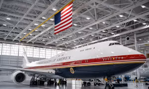 Tổng thống Mỹ Donald Trump giới thiệu món quà trị giá 400 triệu USD từ Qatar