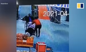 Video người phụ nữ cứu cụ ông ngồi xe lăn lao xuống thang cuốn