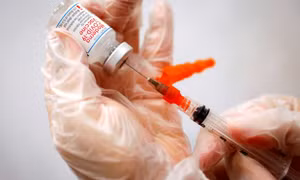 Phát hiện hiệu quả bất ngờ của việc tiêm trộn vaccine AstraZeneca và Moderna