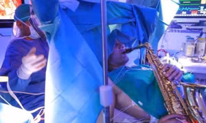 Bệnh nhân chơi kèn saxophone trong lúc phẫu thuật u não 