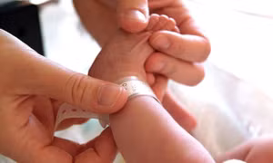 Cứu sống trẻ sơ sinh trong tình huống chỉ vài chục trường hợp thành công trên thế giới
