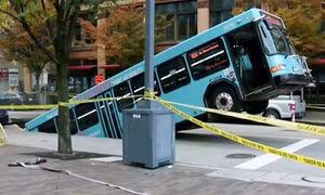 Xe buýt bị hố sụt lún "nuốt” tại Pittsburgh, Mỹ