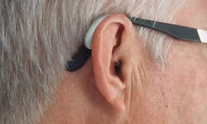 Sinh viên y cấy thiết bị bluetooth vào tai để gian lận thi cử tại Ấn Độ