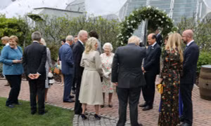 Tổng thống Joe Biden phá vỡ nghi thức Hoàng gia khi đến dự tiệc sau Nữ hoàng Anh?