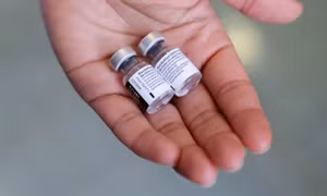 Y tá Mỹ dương tính với SARS-CoV-2 sau khi tiêm vaccine
