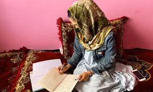 Nữ sinh Afghanistan chật vật học trực tuyến sau lệnh cấm của Taliban