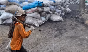 Bên trong các mỏ khai thác than bất hợp pháp ở Indonesia