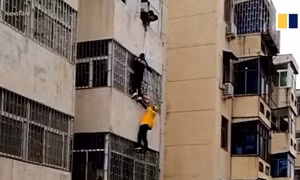Video người giao hàng trèo lên tầng 3 tòa nhà cứu bé gái 4 tuổi treo lơ lửng