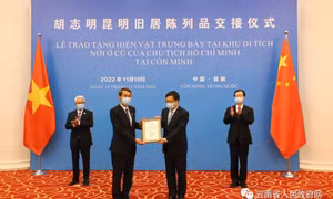 Trao tặng tượng Bác Hồ và hiện vật trưng bày cho Khu di tích Chủ tịch Hồ Chí Minh tại Côn Minh, Trung Quốc