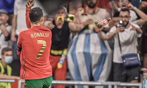 Siêu sao Ronaldo bị cổ động viên ném chai Coca Cola vào người 