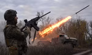 Đại sứ Mỹ tại NATO thừa nhận Nga đang chiếm ưu thế trên chiến trường Ukraine