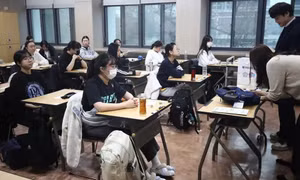 Học sinh Hàn Quốc khởi kiện giám thị vì thu bài thi sớm 90 giây