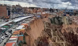 Những 'ngôi nhà tự sát' nằm chênh vênh trên rìa vách đá dựng đứng ở Bolivia